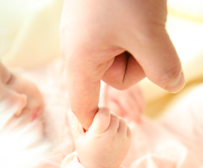 指を握っている赤ちゃん
